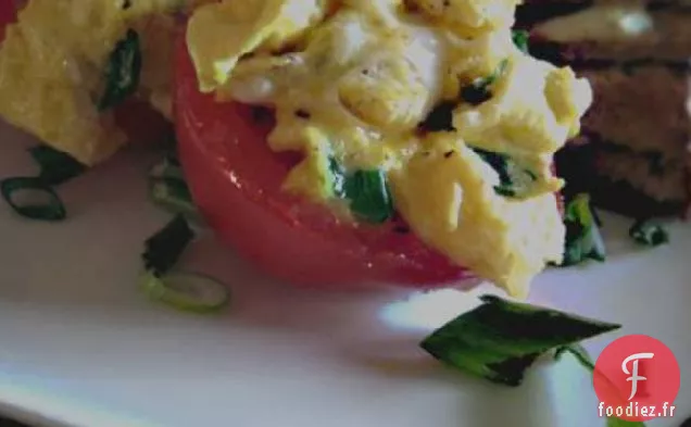 Oeufs hypocaloriques dans des tasses de tomates