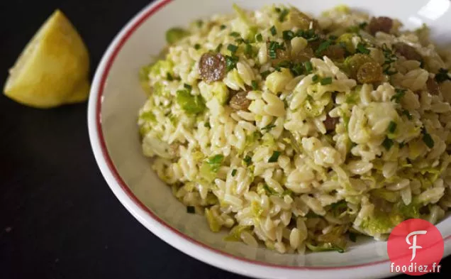Salade D'Orzo Tiède Aux Choux De Bruxelles Et Raisins Secs Dorés