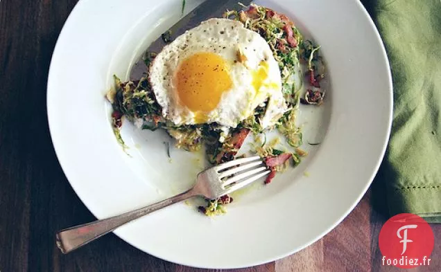 Œufs À La Salade De Chou De Bruxelles Rasée