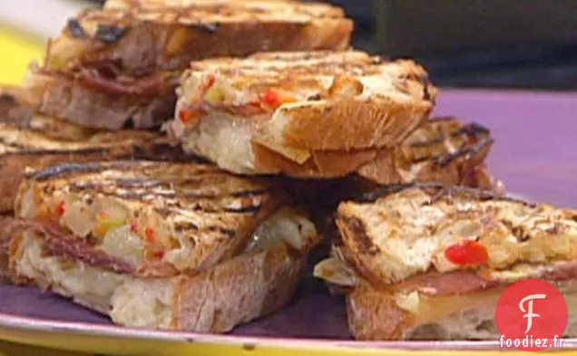 Le Jambon et le Fromage Espagnols Carbonisés Fondent et