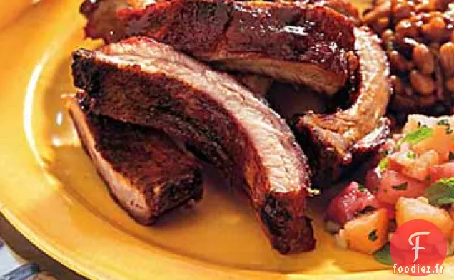 Côtes Levées de Bébé Sucrées et Fumées avec Sauce Barbecue au Bourbon