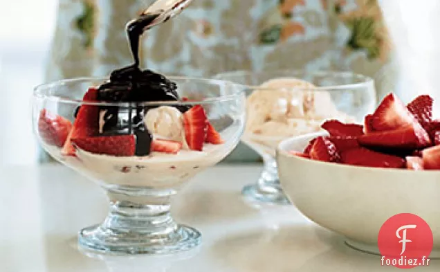 Glace au Dulce de Leche avec Fraises Fraîches et Sauce au Chocolat Mexicain