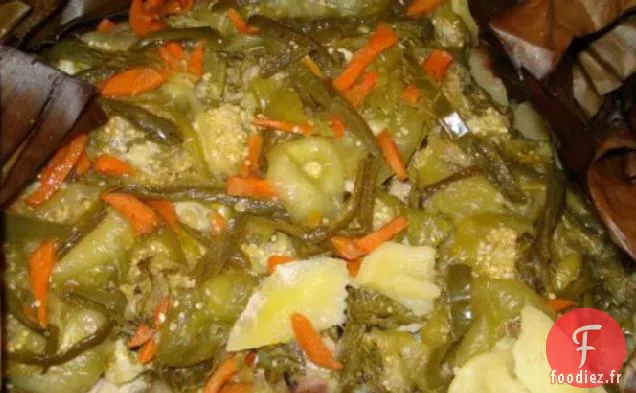 Poulet Cuit Lentement Avec Tomatillos, Pommes de Terre, Jalapenos et Fre