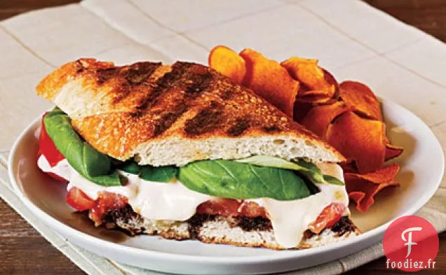 Panini d'été à la Tomate, à la Mozzarella et au Basilic avec Sirop Balsamique