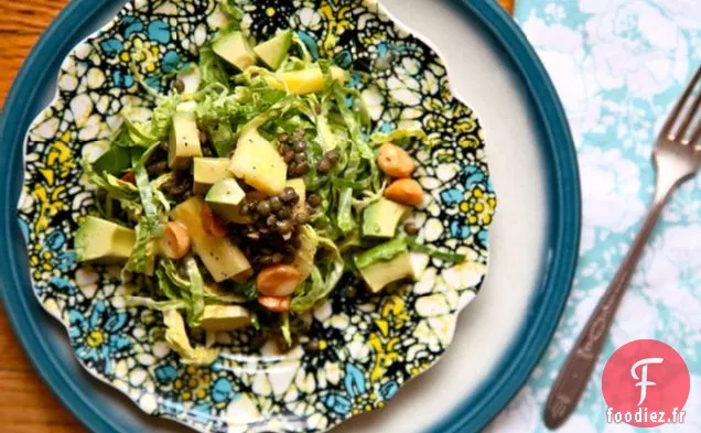 Salade de Chou de Bruxelles Rasée à la Vinaigrette aux Graines de Pavot à l'Ananas