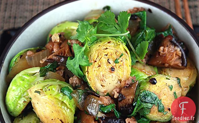 Choux De Bruxelles Sautés Et Porc À La Sauce Aux Haricots Noirs