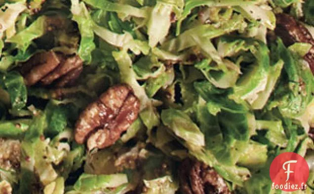 Salade De Chou De Bruxelles Avec Vinaigrette À La Moutarde Et Pacanes Glacées À L'Érable