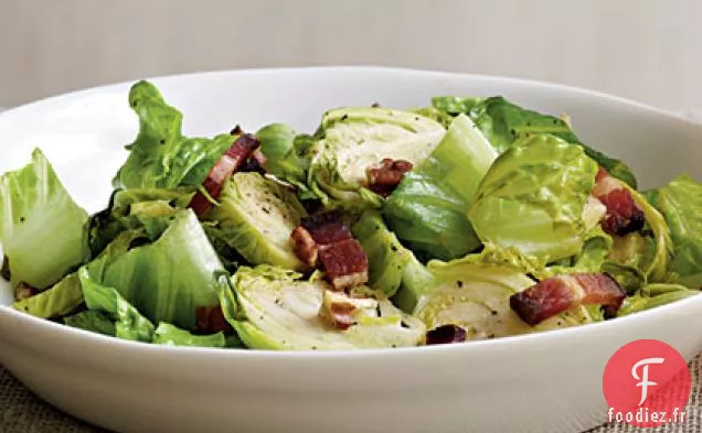 Salade de Choux de Bruxelles avec Vinaigrette au Bacon Tiède