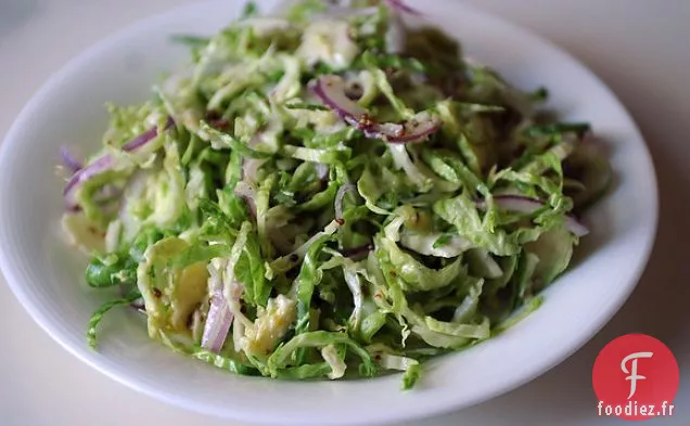 Salade De Chou De Bruxelles Rasé À L'Oignon Rouge, Citron Et Pecorino