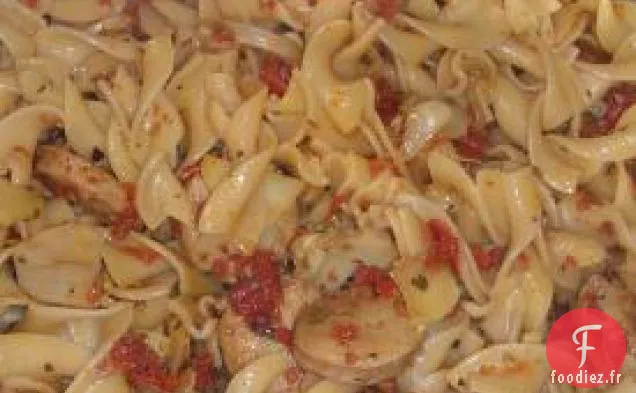 Saucisse, Artichaut Et Tomate Séchée Au Soleil Avec Pâtes