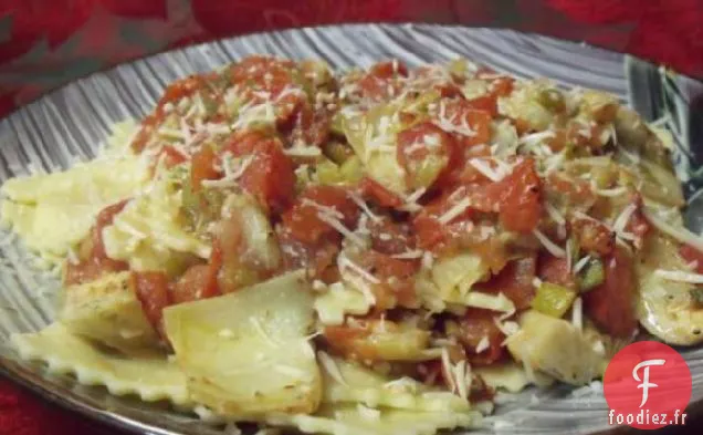 Raviolis Au Fromage Avec Sauce Tomate Fraîche et Artichaut
