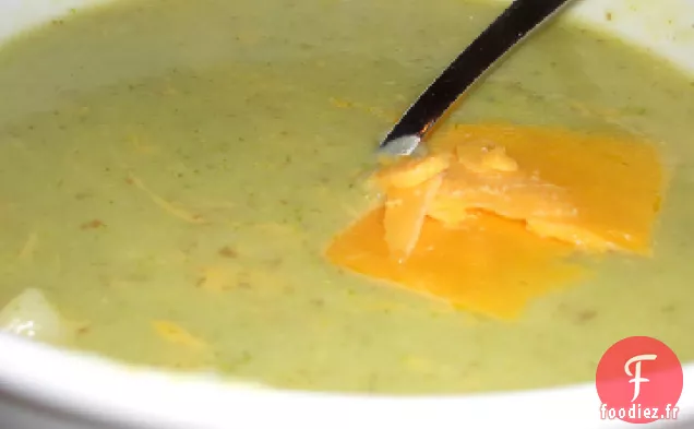 Soupe de Pommes de Terre au Cheddar Avec Brocoli et Chou-Fleur