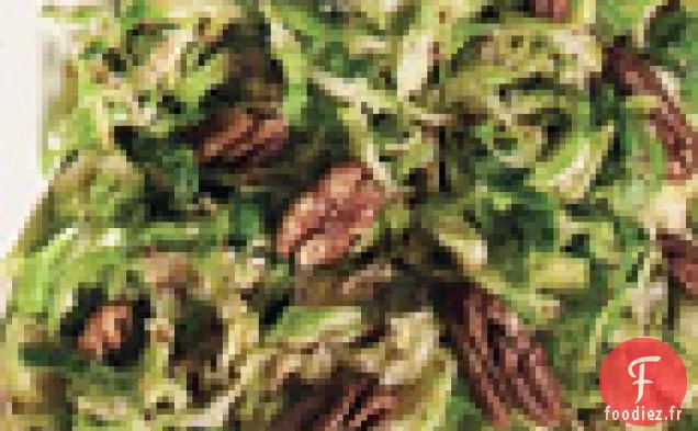 Salade de Chou de Bruxelles avec Vinaigrette à la Moutarde et Pacanes Glacées à l'Érable