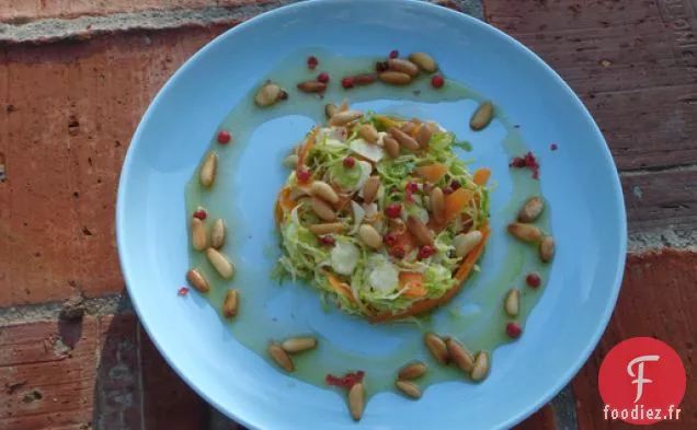 Salade De Choux De Bruxelles Crus Râpés Avec Grains De Poivre Rouge Et Ho