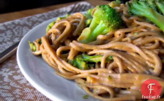 Nouilles au Brocoli et Sauce aux Arachides (Végétaliennes et Sans Gluten)