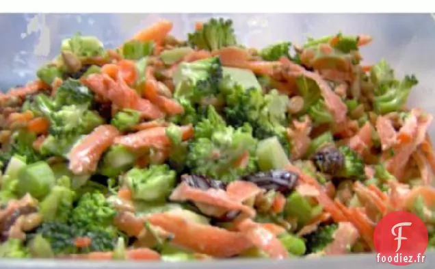 Pas votre Salade Moyenne de Brocoli et de Raisins Secs