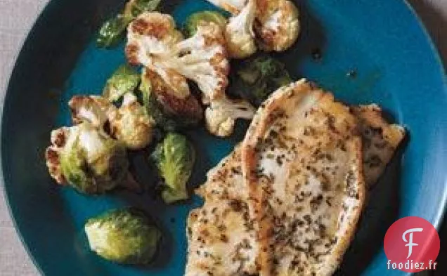 Escalopes De Poulet Aux Herbes Aux Légumes D'Hiver Rôtis