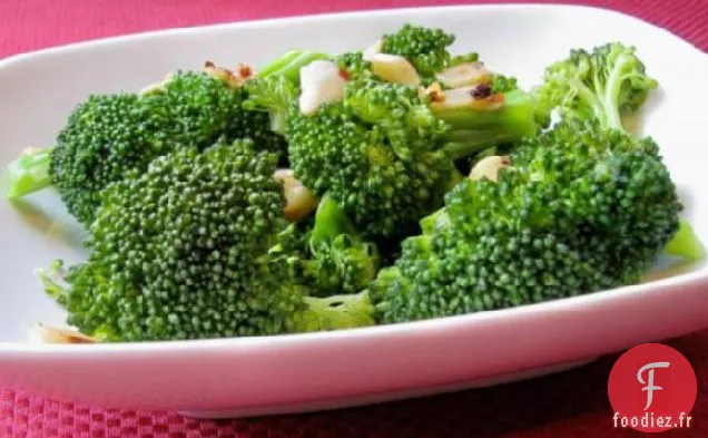 Brocoli Aux Flocons de Poivron Rouge et Chips d'Ail