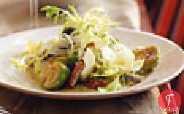 Salade Frisée et Endives aux Choux de Bruxelles Chauds et Pacanes Grillées