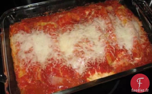 Manicotti De Salade De Brocoli Avec Sauce Au Poivron Rouge Rôti