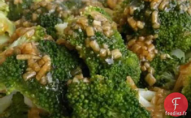 Brocoli cuit à la vapeur avec de l'Huile d'olive, de l'Ail et du Citron