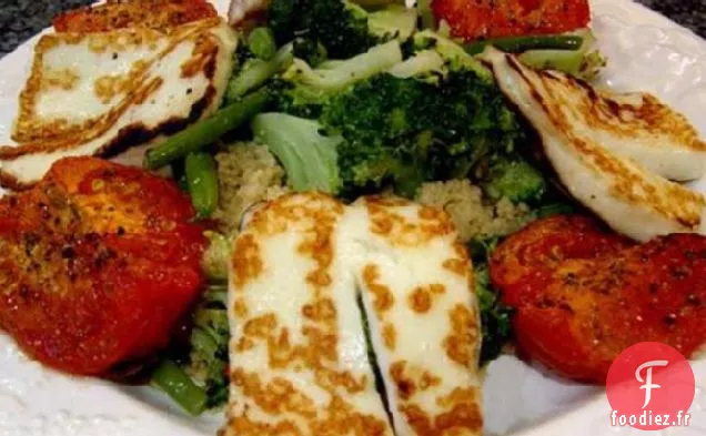 Couscous Épicé Avec Halloumi Grillé et Légumes Cuits À la Vapeur