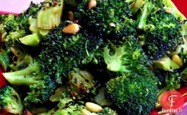 Brocoli Rôti À l'Ail, Piments Chipotle et Pignons de Pin