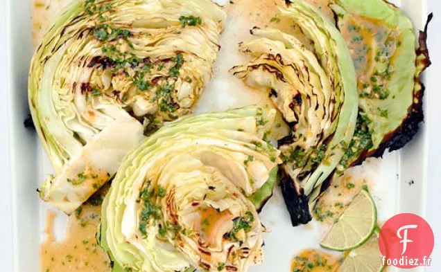 Quartiers De Chou Grillé Avec Vinaigrette Épicée Au Citron Vert