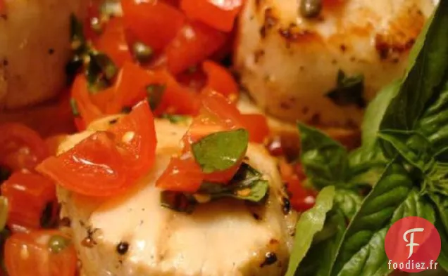 Pétoncles Grillés Garnis De Bruschetta sur Pain Grillé