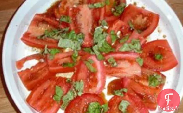 Salade de Tomates Tranchées Aux Câpres et au Basilic