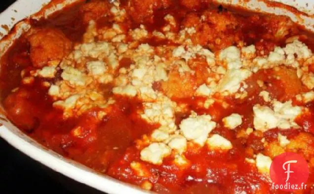 Kounoupithi (Chou-Fleur Cuit au Four Avec Feta et Sauce Tomate)