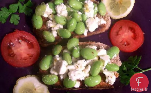 Crostini aux Fèves et Salata à la Ricotta