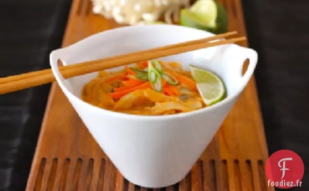 Soupe Thaï au Curry Rouge, Lait de Coco et Nouilles de Riz