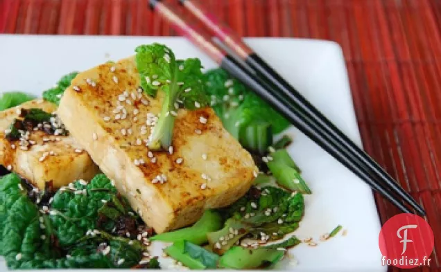 Tofu Grillé et Légumes Verts Asiatiques Sautés