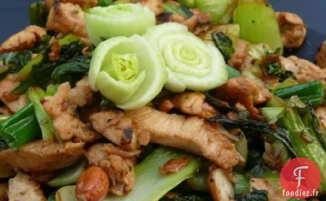 Poulet Sauté Épicé Aux Légumes Verts et aux Arachides