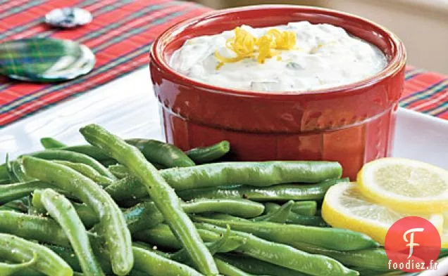 Trempette Fraîche Au Citron Et Au Basilic Avec Des Haricots Verts Blanchis