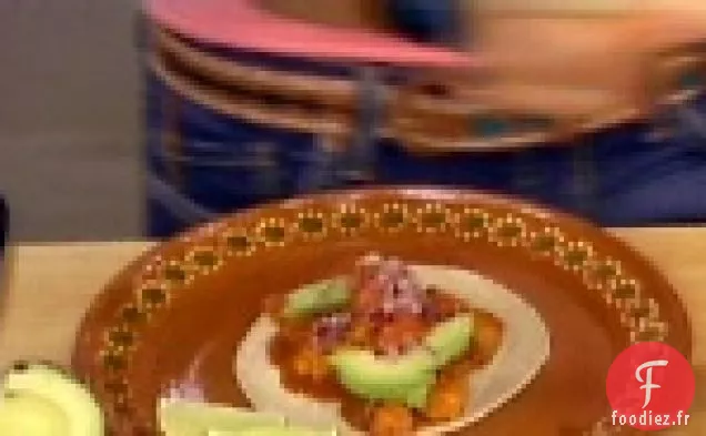 Taco De Fruits De Mer Poché Au guajillo À La Noix De Coco Et Salsa Au Yucatan