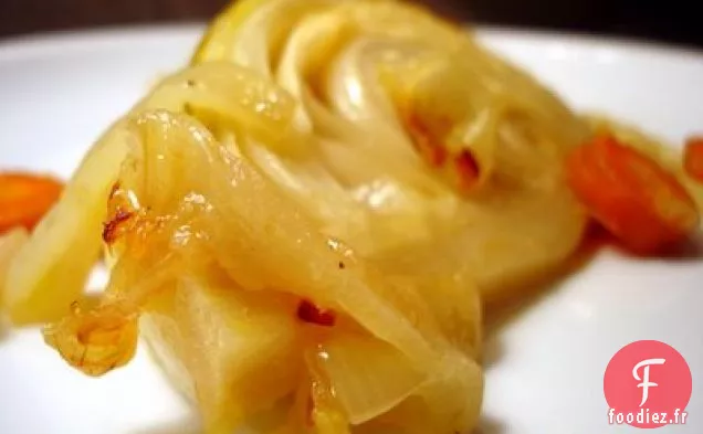 Chou Vert Braisé Avec Oignons, Carottes Et Œuf Poché