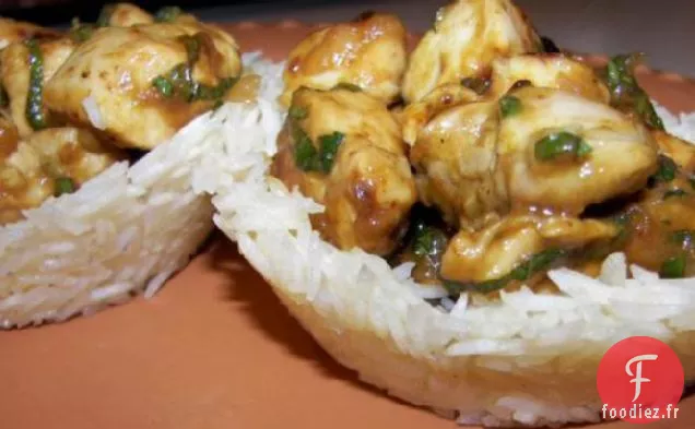 Curry de Poulet dans des Caisses de Riz Croustillantes