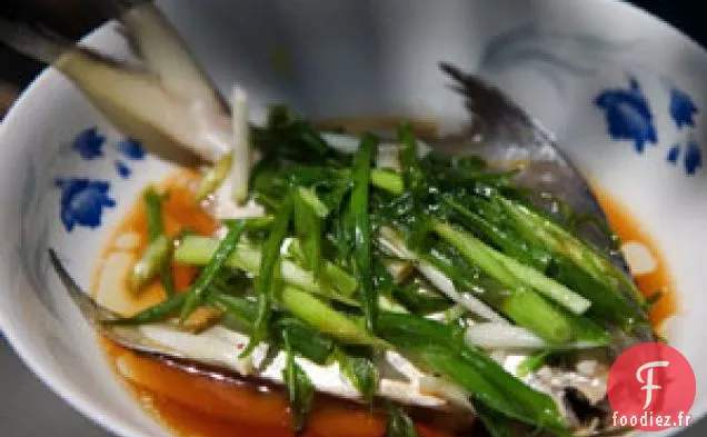 Poisson Cuit À La Vapeur Chinois Aux Oignons Verts