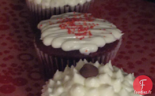 Cupcakes Aux Pépites De Chocolat En Velours Rouge Avec Glaçage Au Rhum