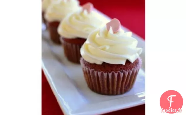 Cupcakes En Velours Rouge Avec Glaçage Au Fromage À La Crème