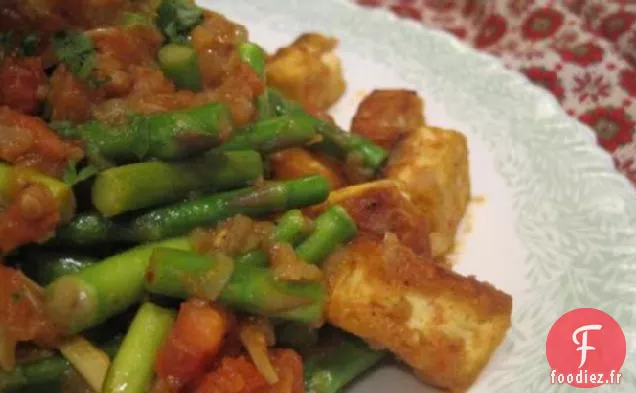 Asperges Sautées Au Tofu au Curry et Tomates