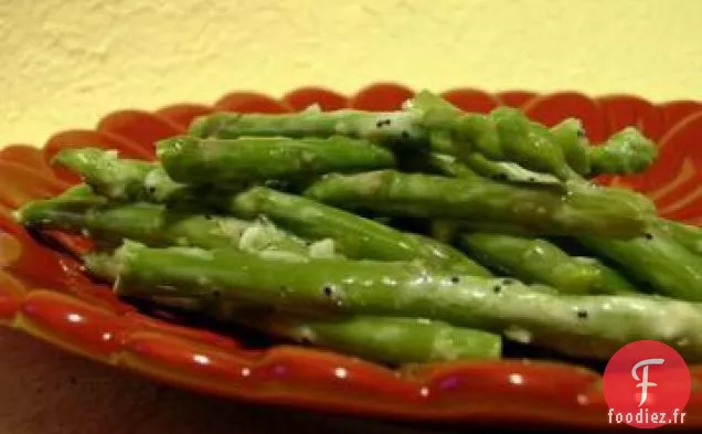 Asperges Fraîches Avec Vinaigrette À L'Ail Citronné