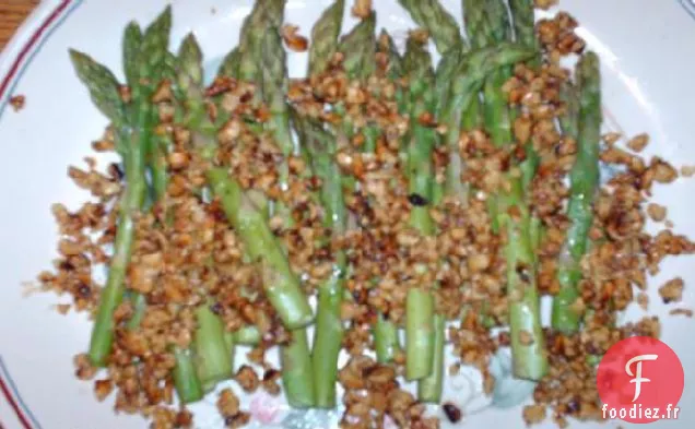Asperges Cuites À la Vapeur Aux Noix et Sauce au Beurre Doré