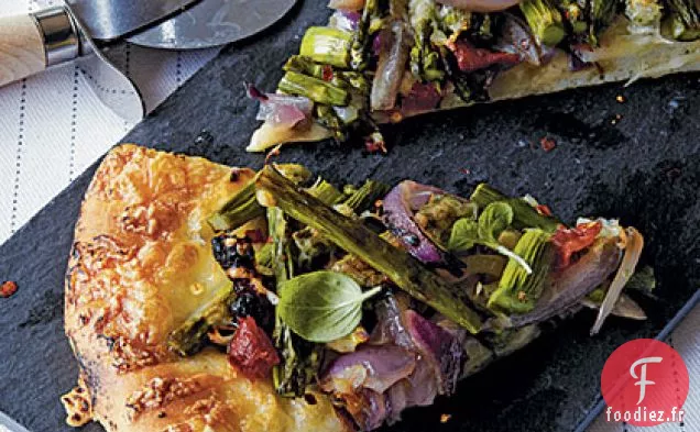 Pizza Grillée aux Asperges et Oignon Caramélisé