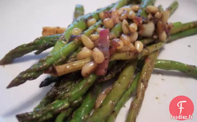 Asperges aux Pignons de Pin Grillés et Vinaigrette au Citron