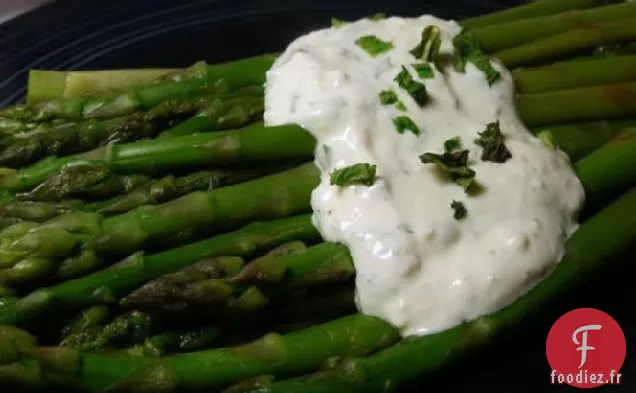 Asperges À La Sauce Au Safran Et À La Menthe