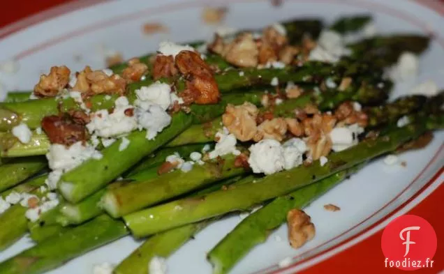 Asperges Rôties Avec Fromage Bleu et Noix Grillées