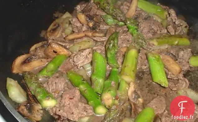 Sauté de Bœuf au Poivre Noir et aux Asperges
